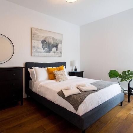 Sleek Condo In The Heart Of Little Italy By Den Stays Montréal Dış mekan fotoğraf