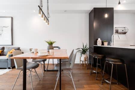 Sleek Condo In The Heart Of Little Italy By Den Stays Montréal Dış mekan fotoğraf
