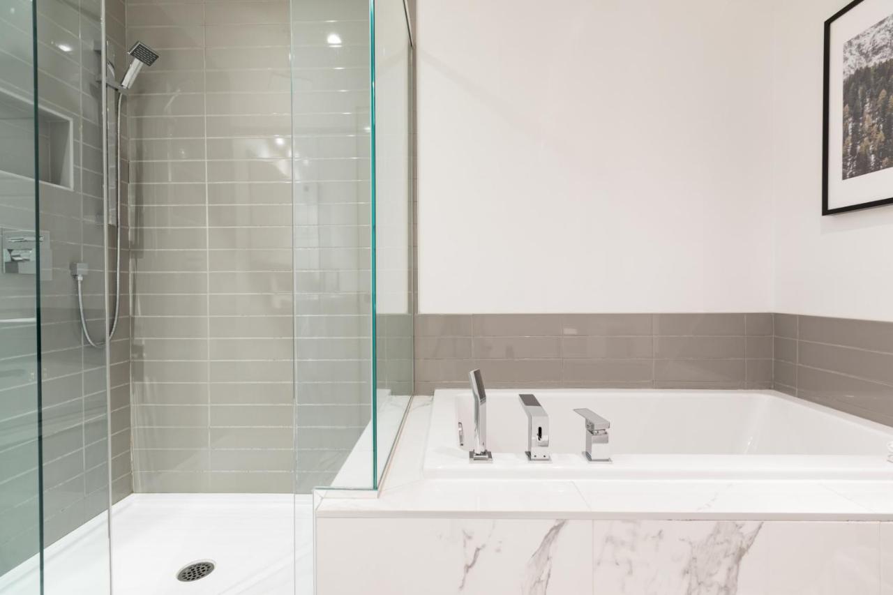 Sleek Condo In The Heart Of Little Italy By Den Stays Montréal Oda fotoğraf