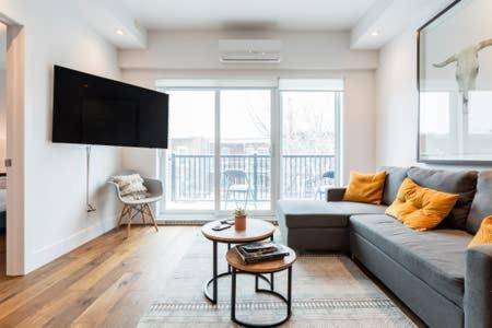 Sleek Condo In The Heart Of Little Italy By Den Stays Montréal Oda fotoğraf