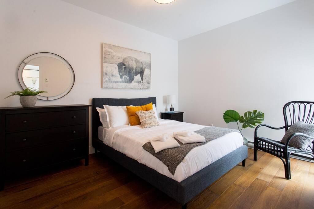 Sleek Condo In The Heart Of Little Italy By Den Stays Montréal Dış mekan fotoğraf