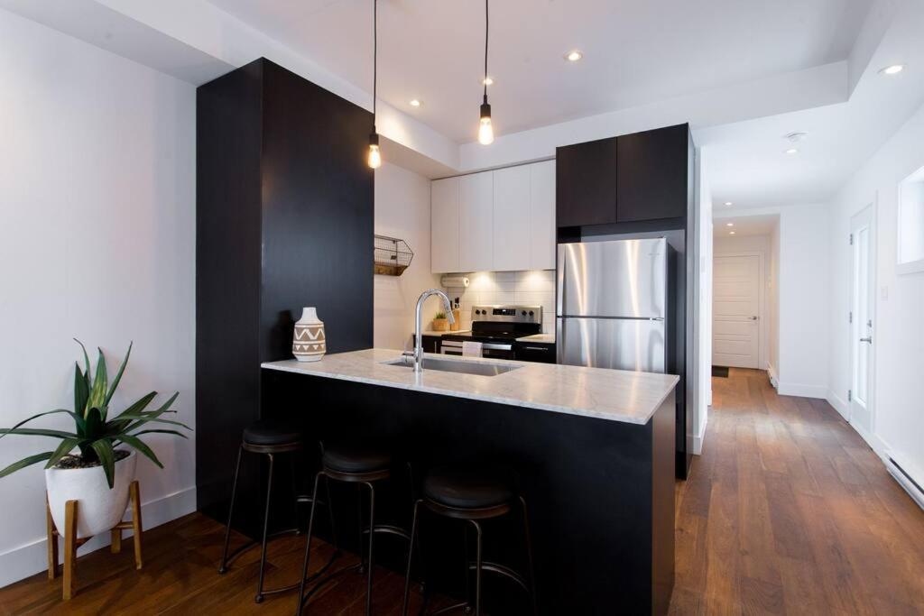 Sleek Condo In The Heart Of Little Italy By Den Stays Montréal Dış mekan fotoğraf