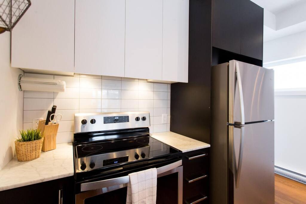 Sleek Condo In The Heart Of Little Italy By Den Stays Montréal Dış mekan fotoğraf