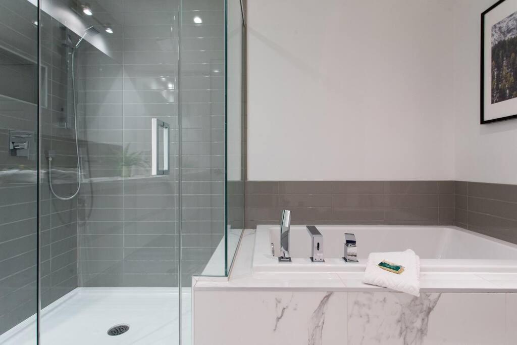 Sleek Condo In The Heart Of Little Italy By Den Stays Montréal Dış mekan fotoğraf