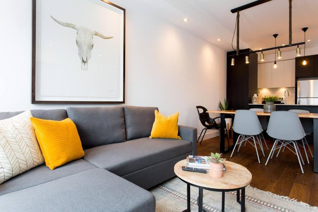 Sleek Condo In The Heart Of Little Italy By Den Stays Montréal Dış mekan fotoğraf