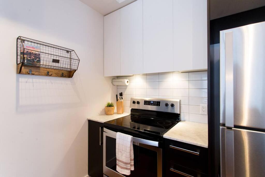 Sleek Condo In The Heart Of Little Italy By Den Stays Montréal Dış mekan fotoğraf