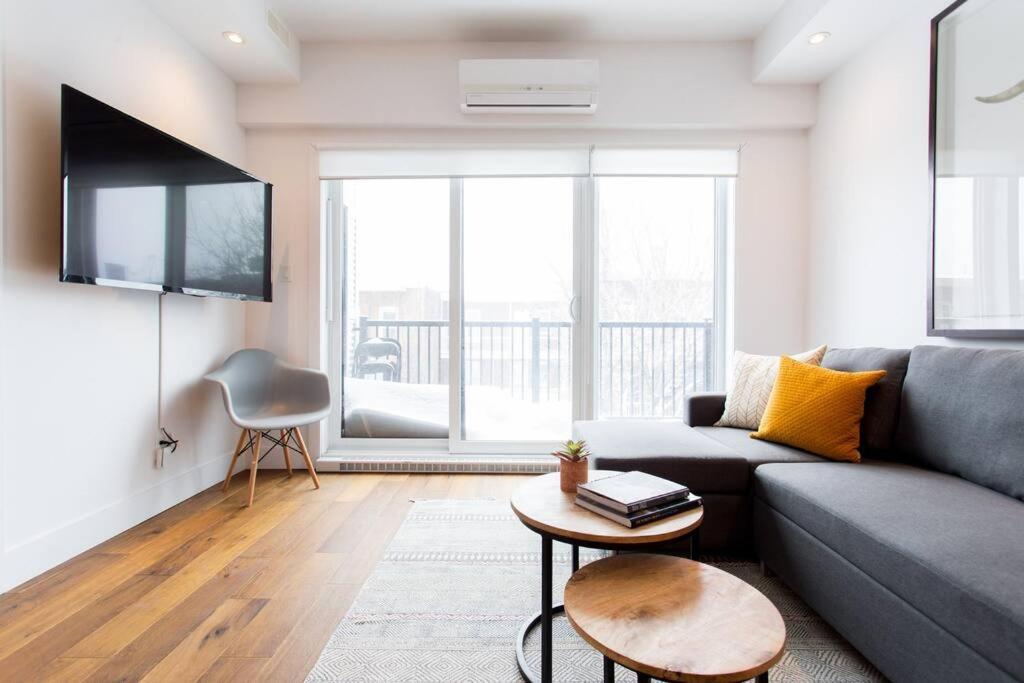 Sleek Condo In The Heart Of Little Italy By Den Stays Montréal Dış mekan fotoğraf