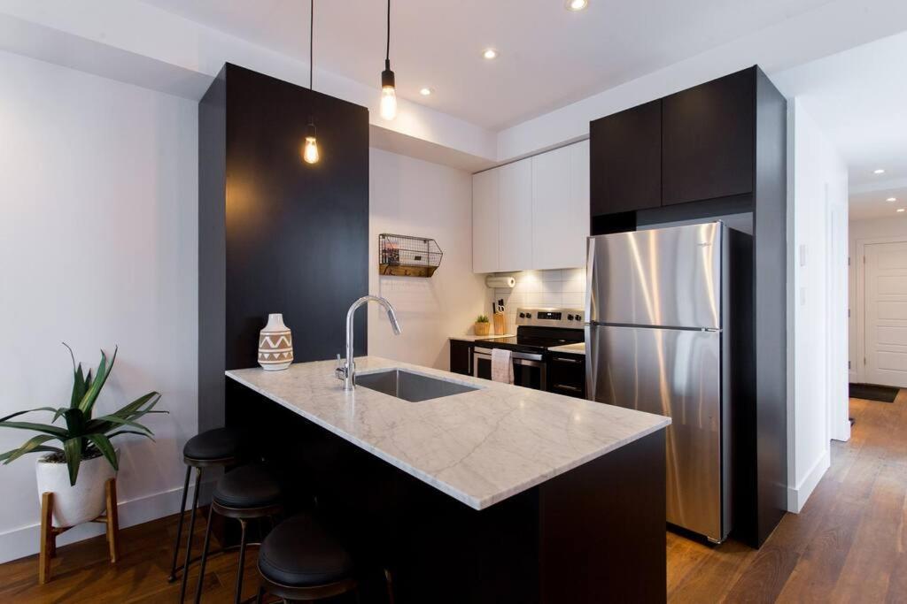 Sleek Condo In The Heart Of Little Italy By Den Stays Montréal Dış mekan fotoğraf