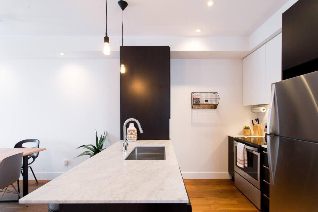 Sleek Condo In The Heart Of Little Italy By Den Stays Montréal Dış mekan fotoğraf