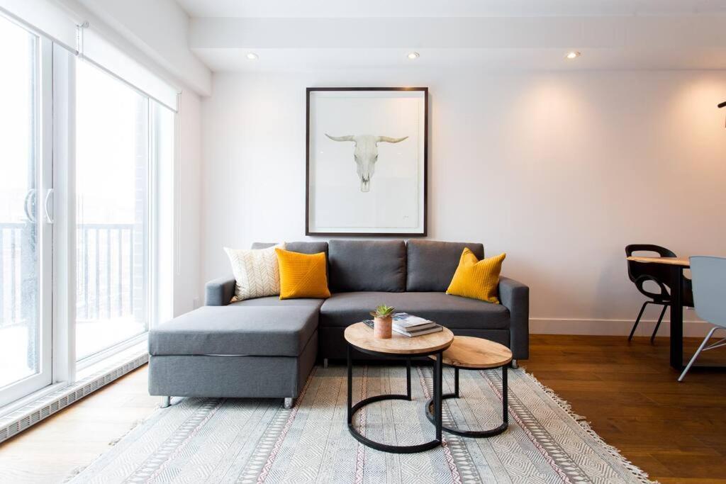 Sleek Condo In The Heart Of Little Italy By Den Stays Montréal Dış mekan fotoğraf