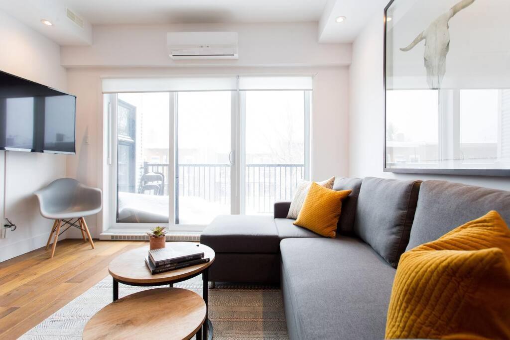 Sleek Condo In The Heart Of Little Italy By Den Stays Montréal Dış mekan fotoğraf