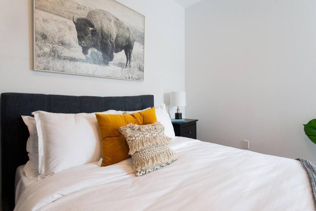 Sleek Condo In The Heart Of Little Italy By Den Stays Montréal Dış mekan fotoğraf
