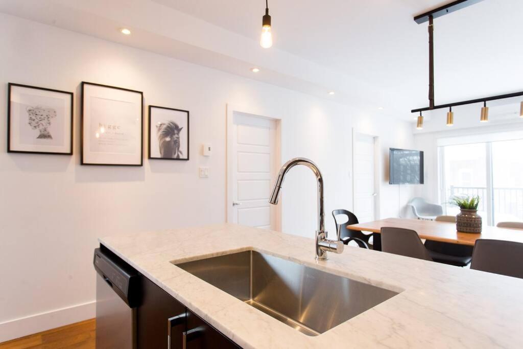 Sleek Condo In The Heart Of Little Italy By Den Stays Montréal Dış mekan fotoğraf