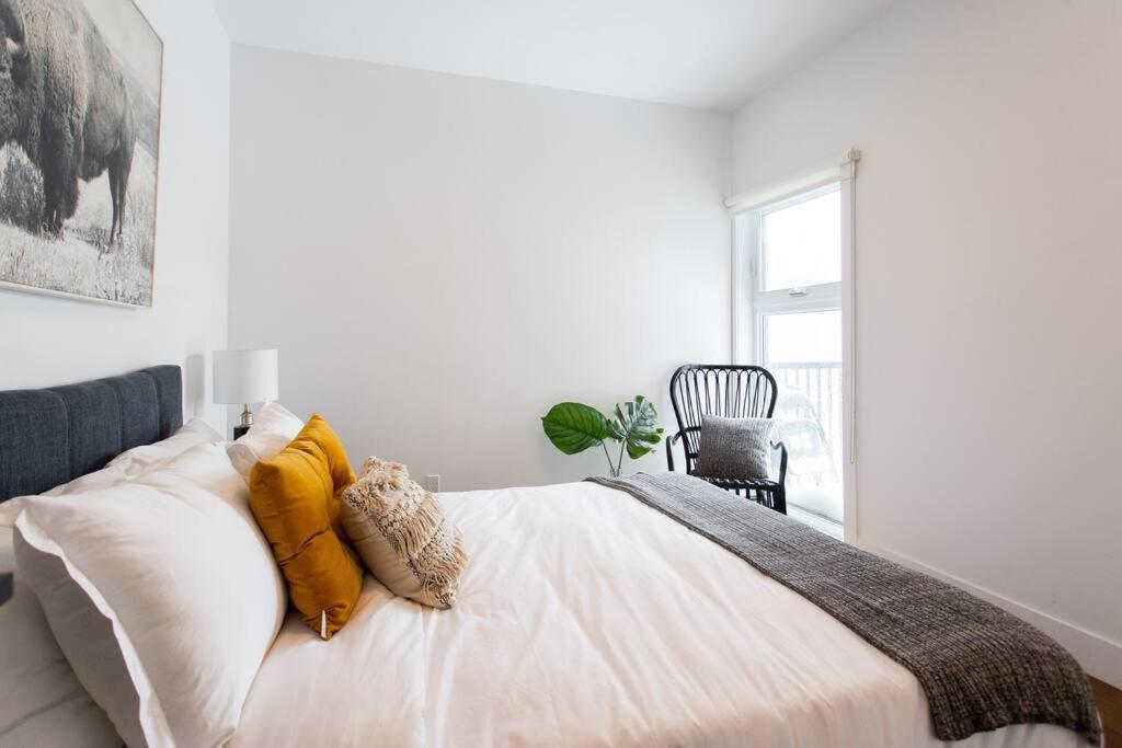 Sleek Condo In The Heart Of Little Italy By Den Stays Montréal Dış mekan fotoğraf
